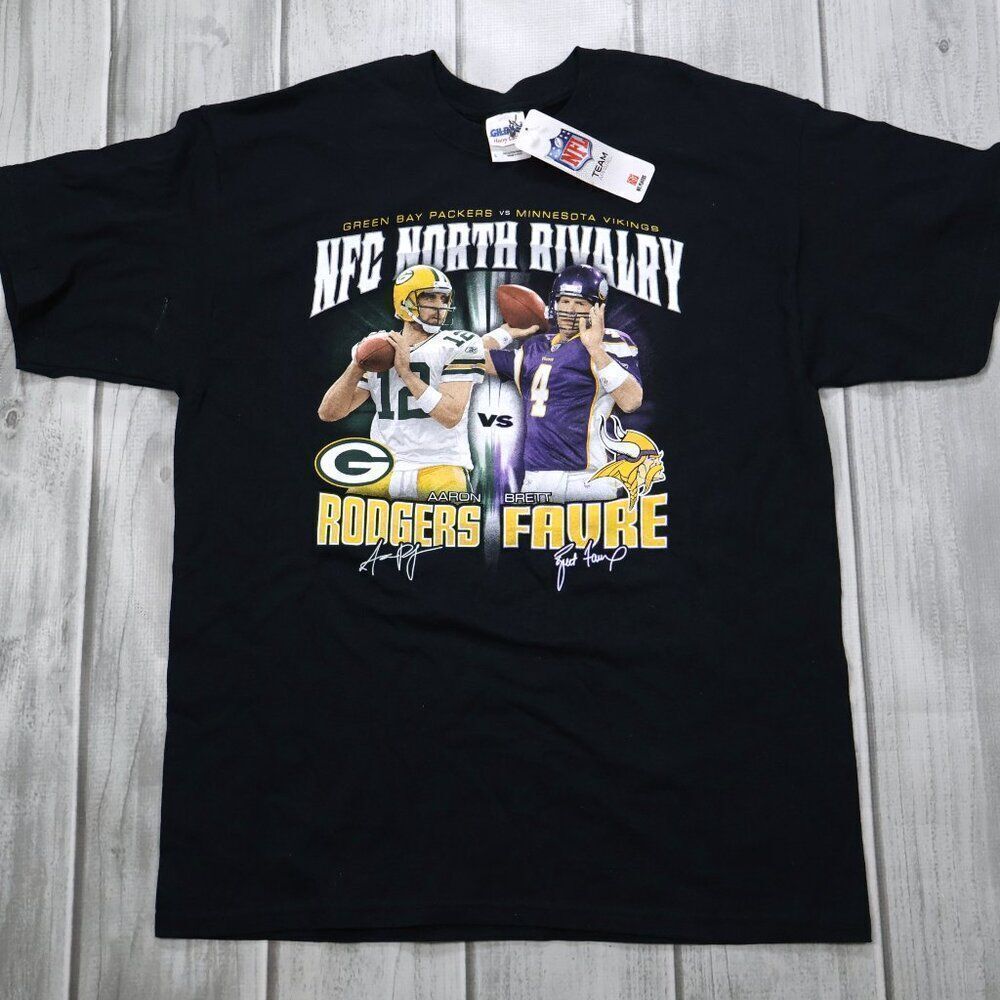 NEW NFL NFC North Rivalry Aaron Rogers Vs Brett Favre T-shirt - Vintage
